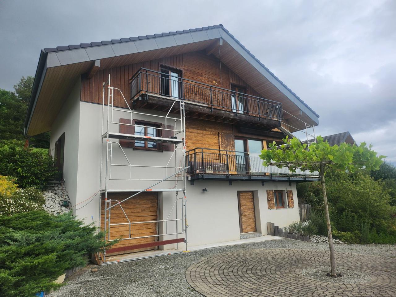 SAS Bleu Nuit Bonne. Expert en rénovation extérieure en Haute-Savoie et Grand Genève – Ravalement de façade, isolation et peinture extérieure pour une maison durable et esthétique. 